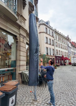 Les bons réflexes pour prolonger la vie de vos parasols